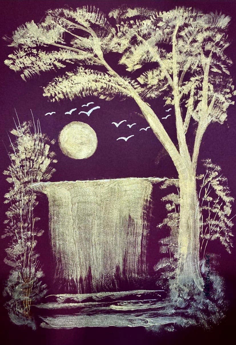 Árbol a la luz de la luna en la noche púrpura