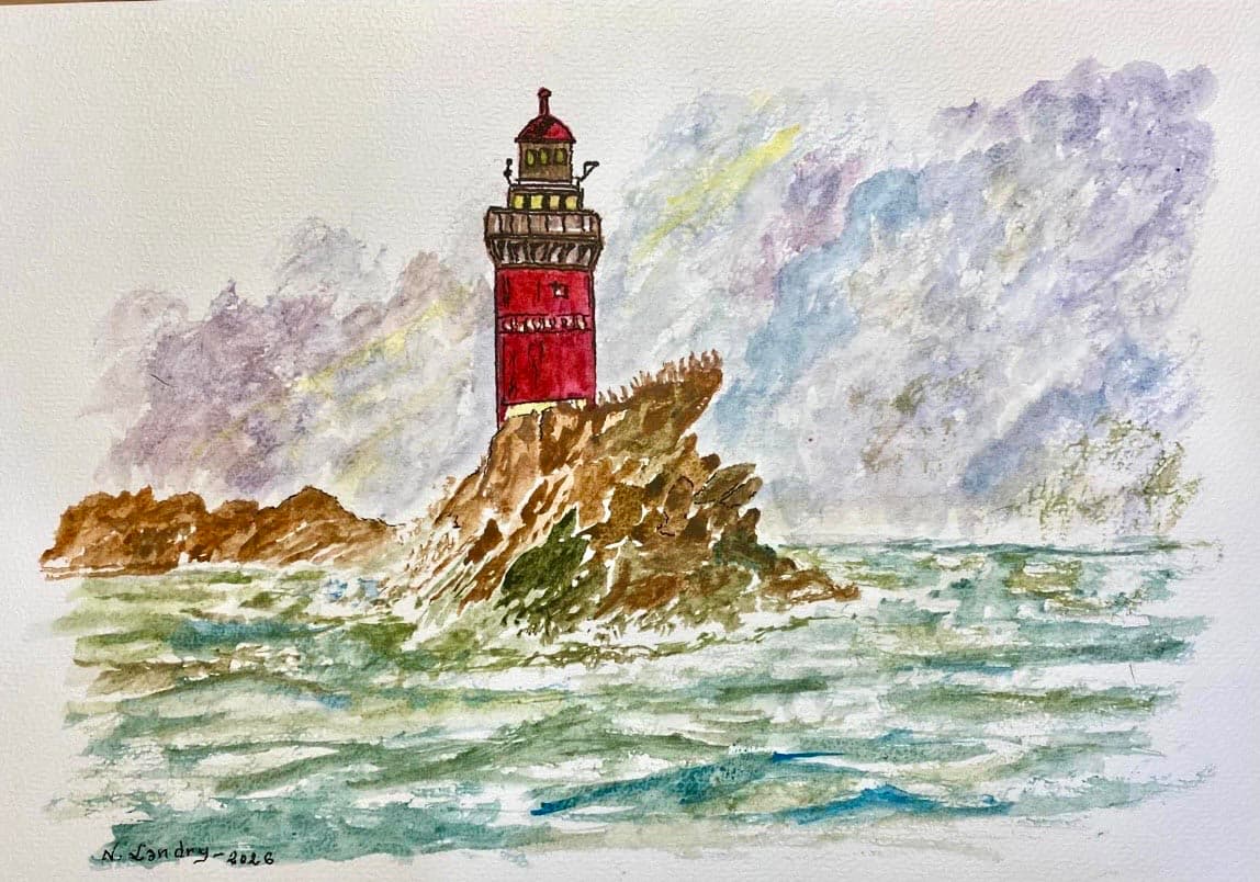 Faro rojo sobre el mar agitado