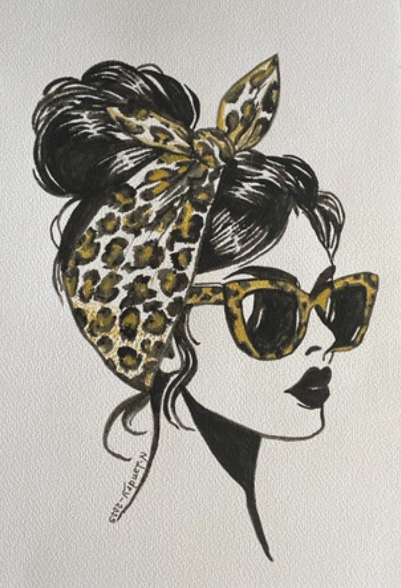 带豹纹头带和太阳眼镜的女人